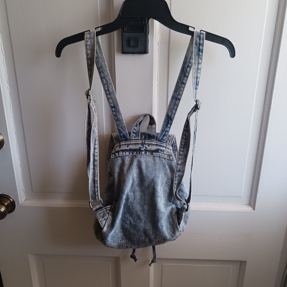 Denim-Style Drawstring Backpack Purse Light Wash Denim - Picture 4 of 4